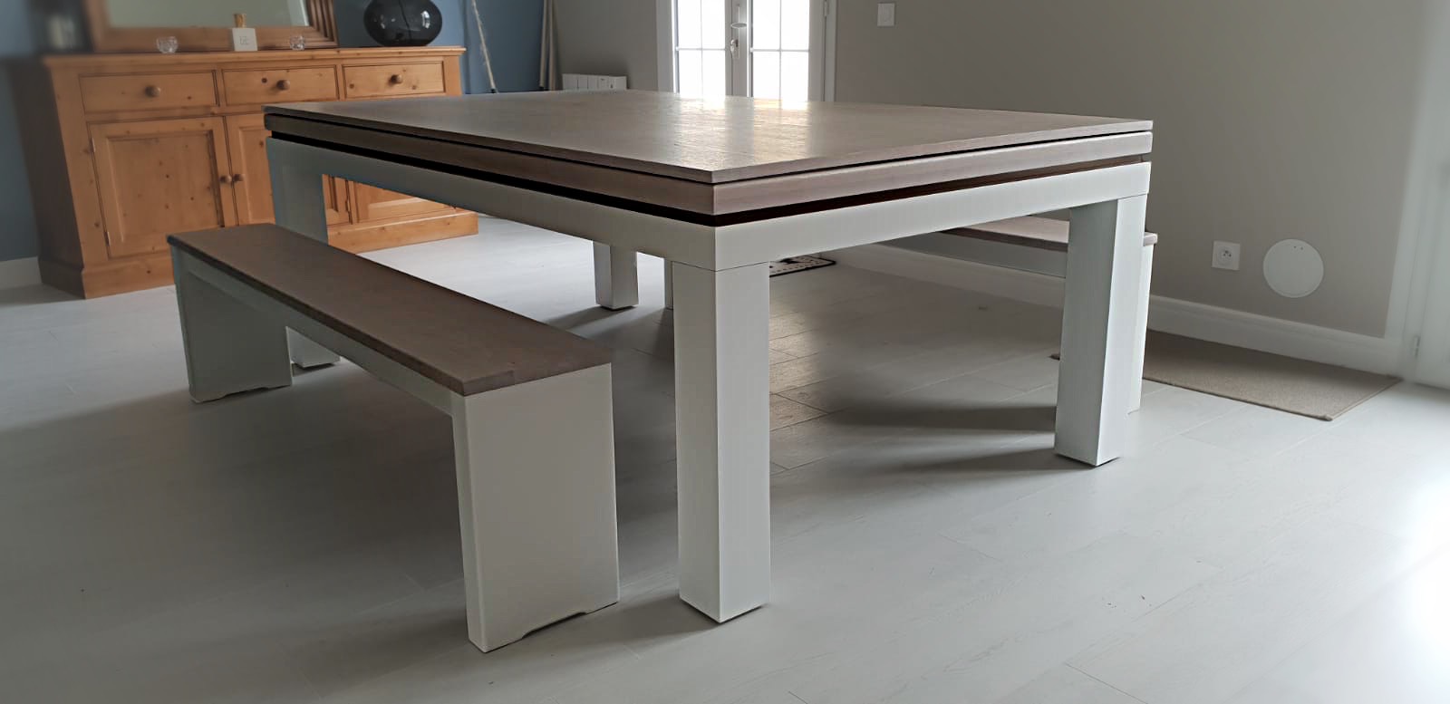 Table chêne et blanc transformable en billard NEW TENDANCE T avec son banc bicolore dans la même finition. Pour acheter ce billard à Paris visitez le showroom d'Eurobillards au Plessis-Paté